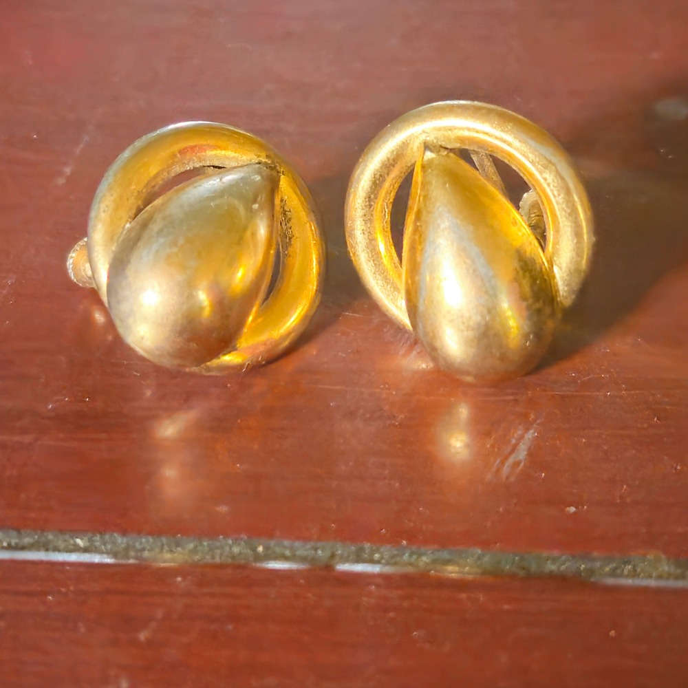 Vintage Coro Gold Tone Screw Back Earrings Teardrop Circle Mid Century Modern